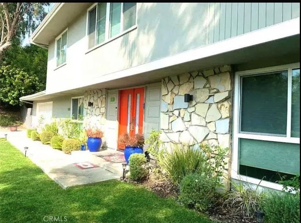 Photo of 5500 Blanco Avenue, Woodland Hills, CA 91367 (MLS # SR25214000)