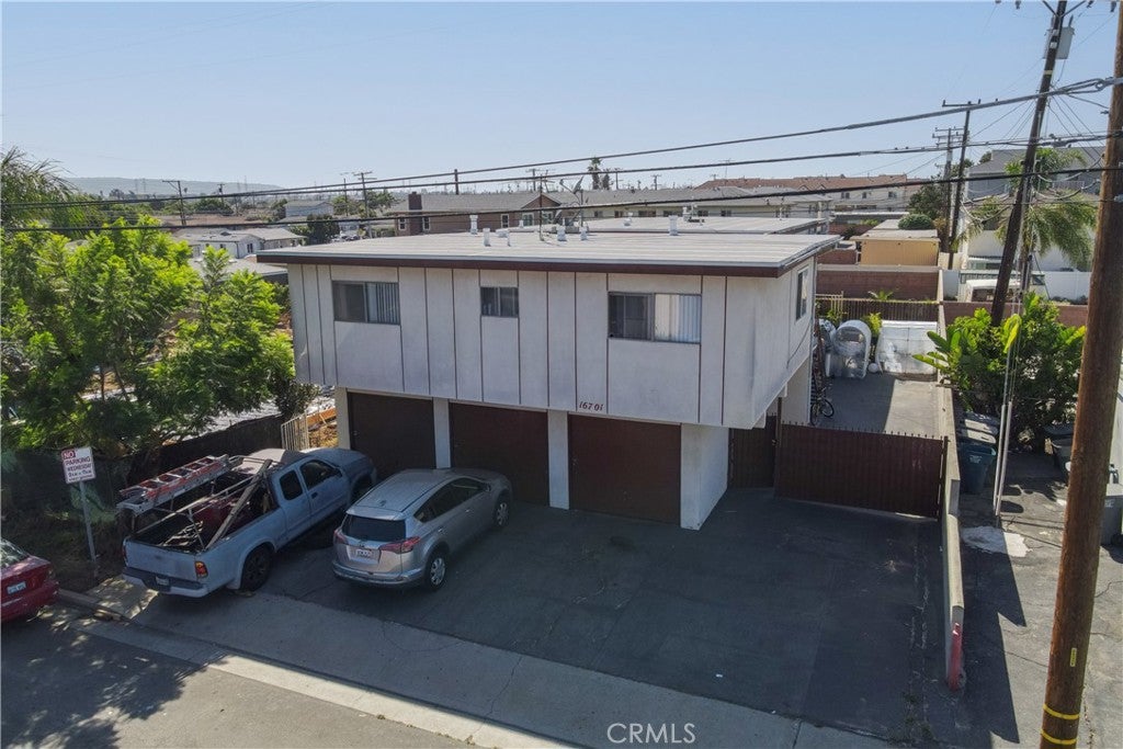 16701 S Berendo