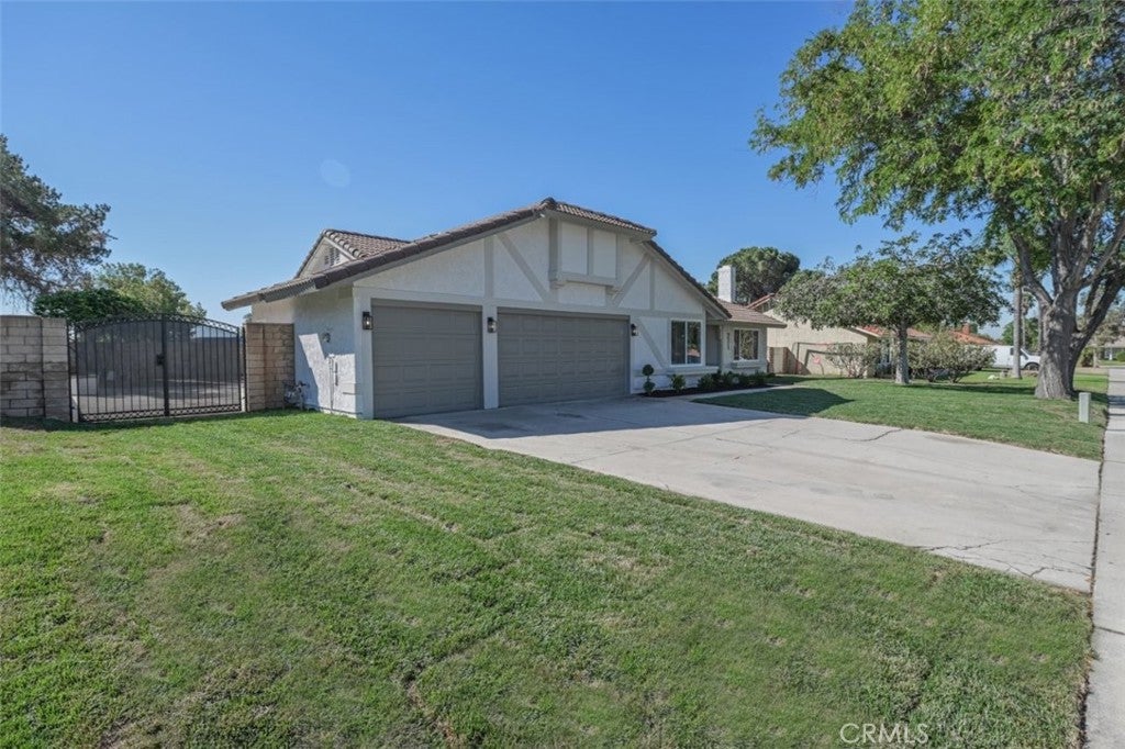 211 W Columbine Avenue