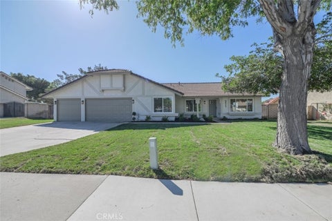 Photo of 211 W Columbine Avenue, Rialto, CA 92377 (MLS # IV26149748)
