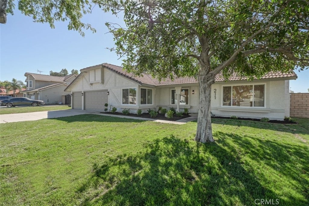 211 W Columbine Avenue