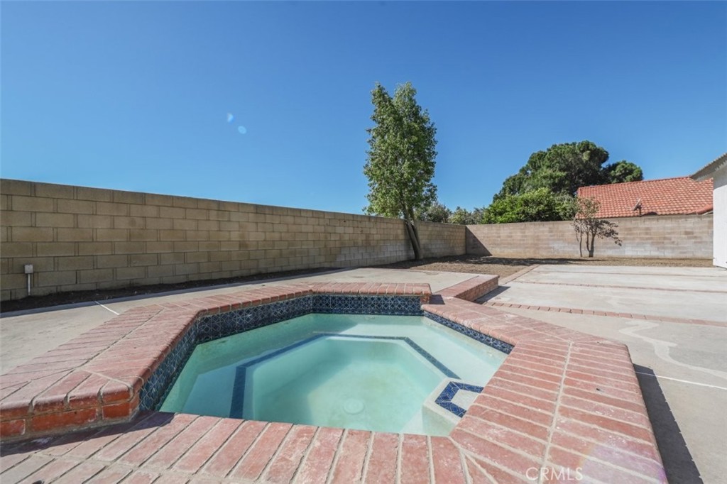 211 W Columbine Avenue