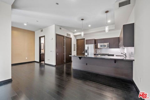 Photo of 655 S Hope Street #1006, Los Angeles, CA 90017 (MLS # 26865381)