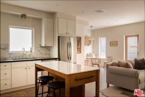 Photo of 931 S Sycamore Avenue, Los Angeles, CA 90036 (MLS # 26830045)