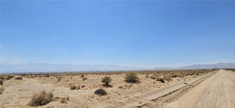 Photo of 800 Granite Road, Lucerne Valley, CA 92356 (MLS # HD26003968)