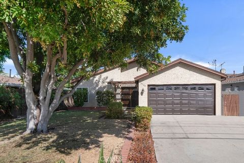 Photo of 6726 Nagle Avenue, Valley Glen, CA 91401 (MLS # SR26075196)