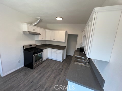 Newly renovated apartment. It has Air conditioning, vinyl flooring, stainless steel appliances, stove , microwave, dishwasher, refrigerator, high ceilings. #2 is the lower unit.
No pets.
Street parking only. Water & Trash paid.
One year lease. Minimum of 700 credit score is required, income has to be 2.5 X times the rent.