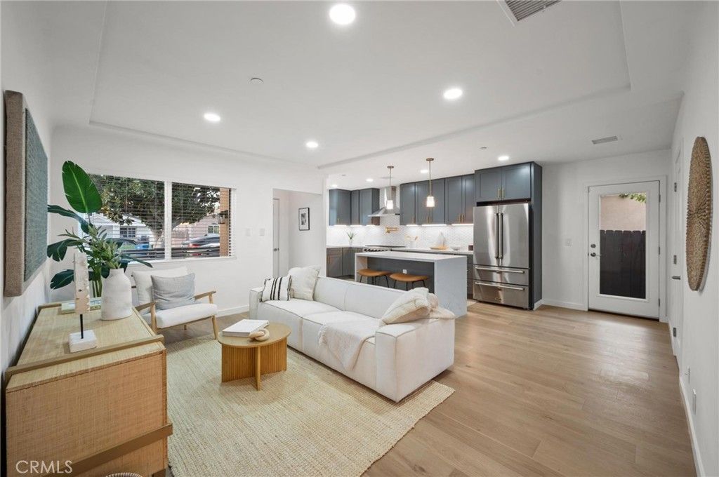 Photo of 14328 Emelita Street, Sherman Oaks, CA 91401 (MLS # SR26009288)