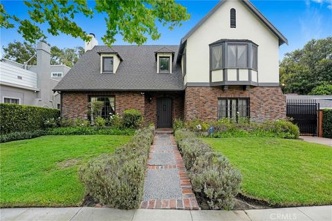 Photo of 816 S Longwood Ave, Los Angeles, CA 90005 (MLS # OC25224176)