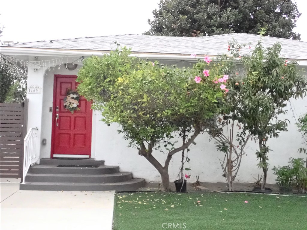 BEAUTIFUL HOME WITH NICE BACKYARD IN UNINCORPORATED AREA : WELCOME FOR SHORT TERM RENTAL, HEALTHCARE NEEDED, SORBER LIVING, TRAVEL NURSES... NICE DOUBLE PANE WINDOWS, RECESSED LIGHTS, CENTRAL AIR CONDITIONS, HUGE BACK YARD FOR ENTERTAINMENT, BBQ PARTY AND GATHER DURING HOLIDAY SEASONS. IT IS LOCATED NEAR LITTLE SAIGON, BELLA TERRA, SHOPPING CENTERS, HOSPITALS AND BEACHES, ACCESS TO ALL MAJOR FREEWAYS. HURRY, IT WON'T LAST !!!