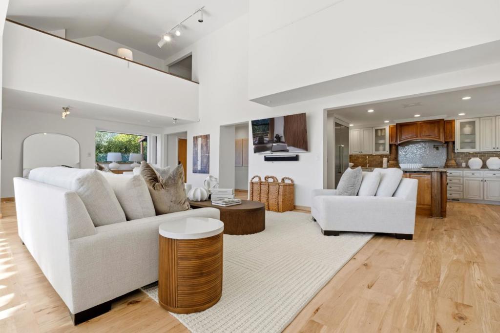 711 W California Way