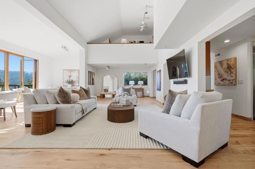 711 W California Way