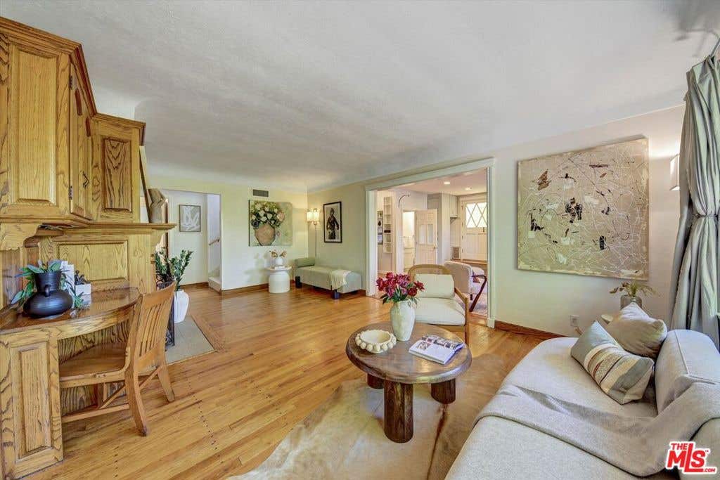 Photo of 4947 Serrania Avenue, Woodland Hills, CA 91364 (MLS # 26857855)