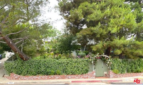 Photo of 4947 Serrania Avenue, Woodland Hills, CA 91364 (MLS # 26857855)