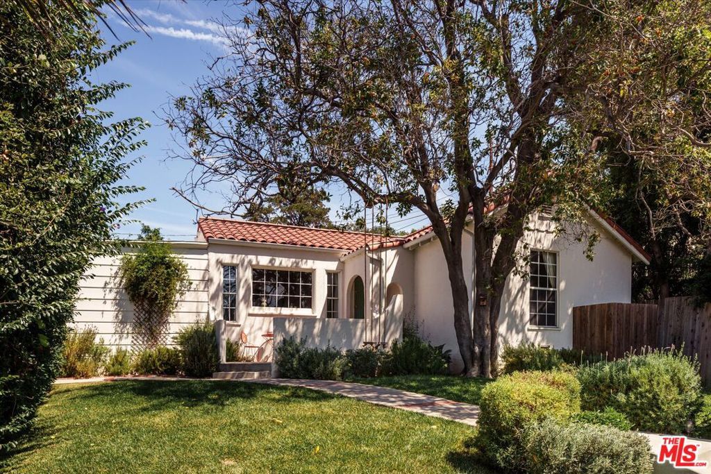 Photo of 1410 Stanford Drive, Glendale, CA 91205 (MLS # 25626361)