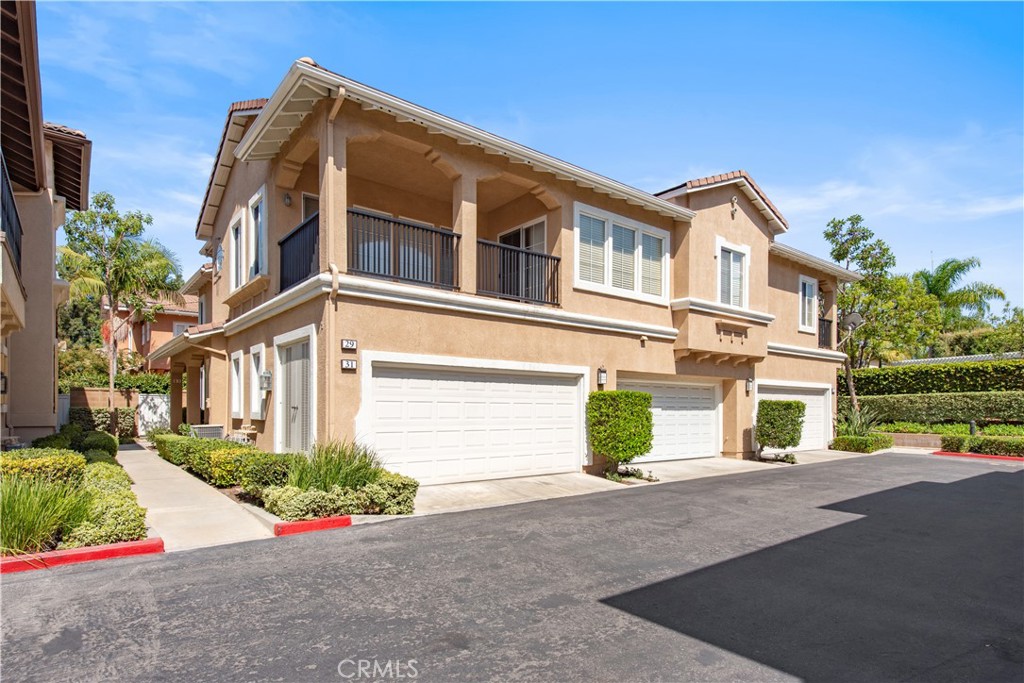 Desirable 3-Bed, 3-Bath End Unit in Oak Creek!
This bright 2-story home features a rare main-floor bed & full bath, plus dual suites + built-in office loft upstairs. Enjoy an open kitchen with island seating, walk-in pantry, quartz counters, and upgraded tile. Highlights include plantation shutters, ceiling fans, inside laundry, and 2-car attached garage. The low-maintenance backyard is lush and private with a river rock planter. Zoned for top-rated Irvine schools and walkable to Oak Creek Elementary. Community perks: pools, tennis, volleyball, parks, trails, and upscale dining nearby!