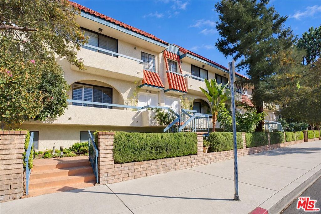 Photo of 5352 Zelzah Avenue #14, Encino, CA 91316 (MLS # 26103422)