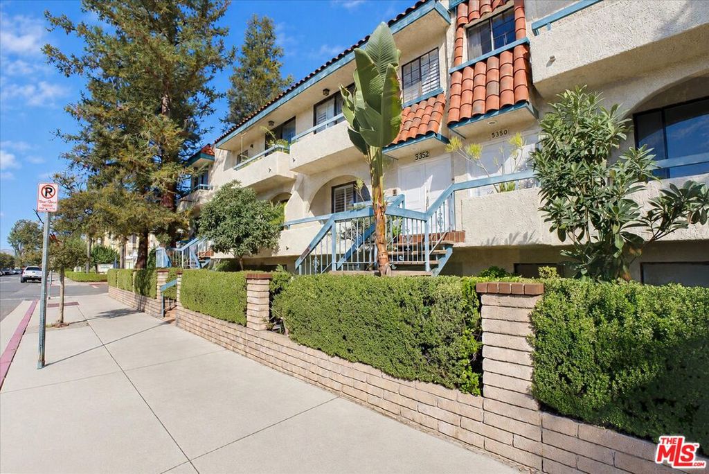 Photo of 5352 Zelzah Avenue #14, Encino, CA 91316 (MLS # 26103422)