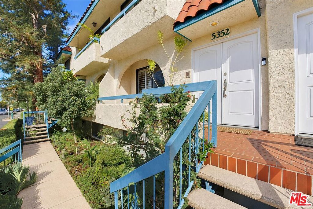 Photo of 5352 Zelzah Avenue #14, Encino, CA 91316 (MLS # 26103422)