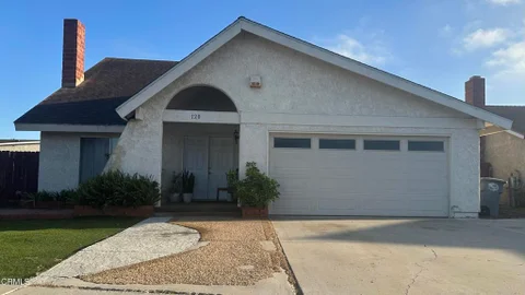 120 Clark Court, Oxnard, CA 93033 - MLS#: V1-39070