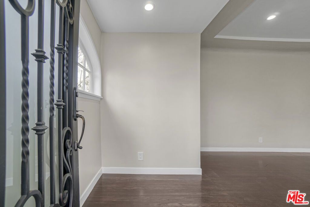 Photo of 2555 Tilden Avenue, Los Angeles, CA 90064 (MLS # 25614637)