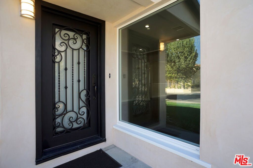 Photo of 2555 Tilden Avenue, Los Angeles, CA 90064 (MLS # 25614637)