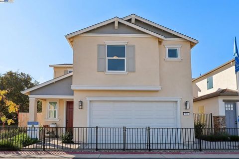 Photo of 863 Pecan Tree Ln Ln, Galt, CA 95632 (MLS # 41119493)