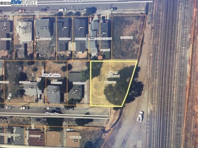 A 7,500 square foot, level lot situated at the end of a cul-de-sac in a private location offers a variety of potential development opportunities. The large size and unique location suggest the possibility of building a single-family home, adding an ADU, or potentially subdividing the lot (subject to local zoning regulations).
