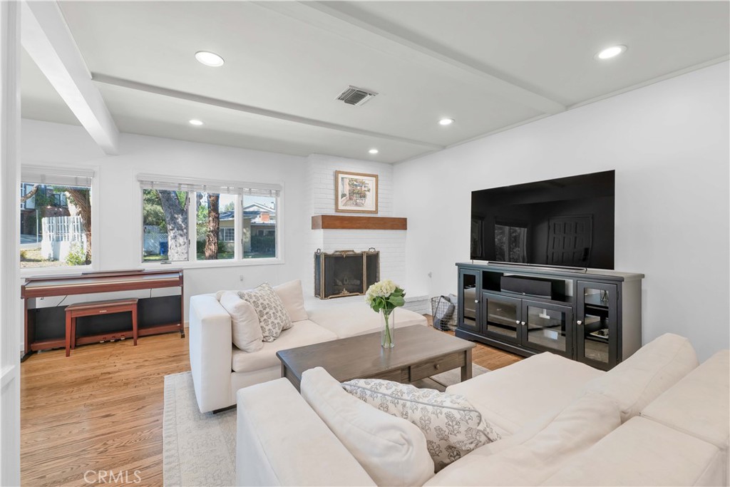 20935 Avenue San Luis