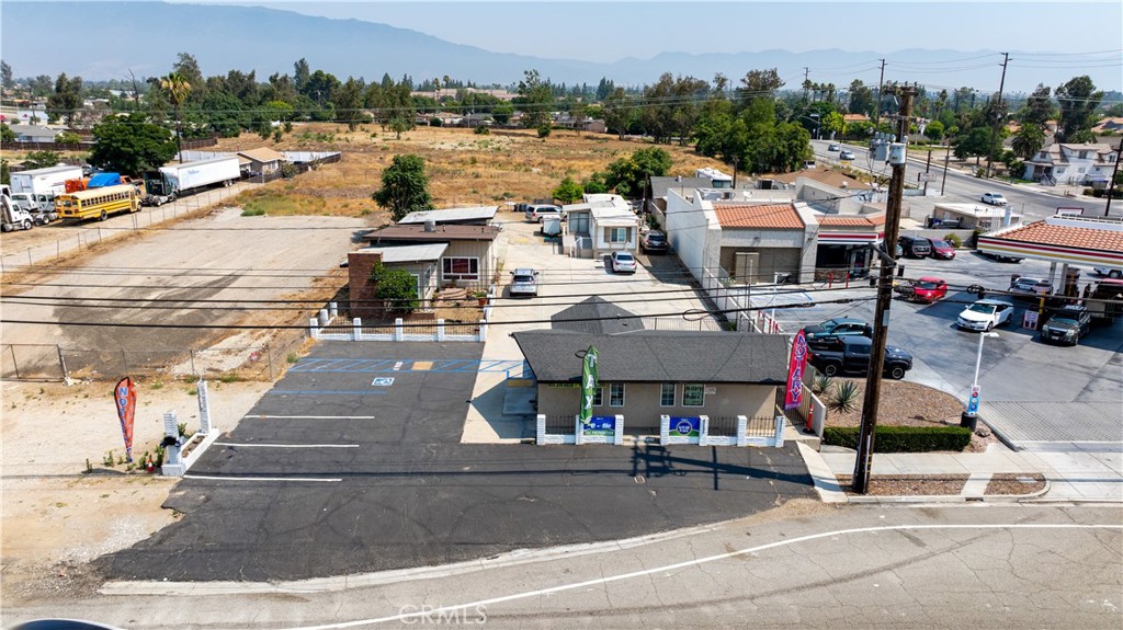 PRIME COMMERCIAL OPPORTUNITY IN FONTANA. Located just off the intersection of Arrow Boulevard and Citrus Avenue, this high-visibility property offers exceptional exposure in one of the most heavily trafficked areas of the city. Positioned next to a busy gas station and within close proximity to a variety of established retail and service businesses, this location is ideal for a wide range of commercial uses.
The property features a front office building suitable for retail, administrative, or professional services. Toward the rear, there is a detached two-bedroom, one-bathroom home with a two-car garage, providing options for owner occupancy, additional office space, or rental income. In addition, there is a separate two-bedroom, one-and-a-half-bath mobile home that adds even more versatility to the site.
Included in the sale are two adjacent lots, offering ample space for expansion, redevelopment, or additional parking, subject to city approval.