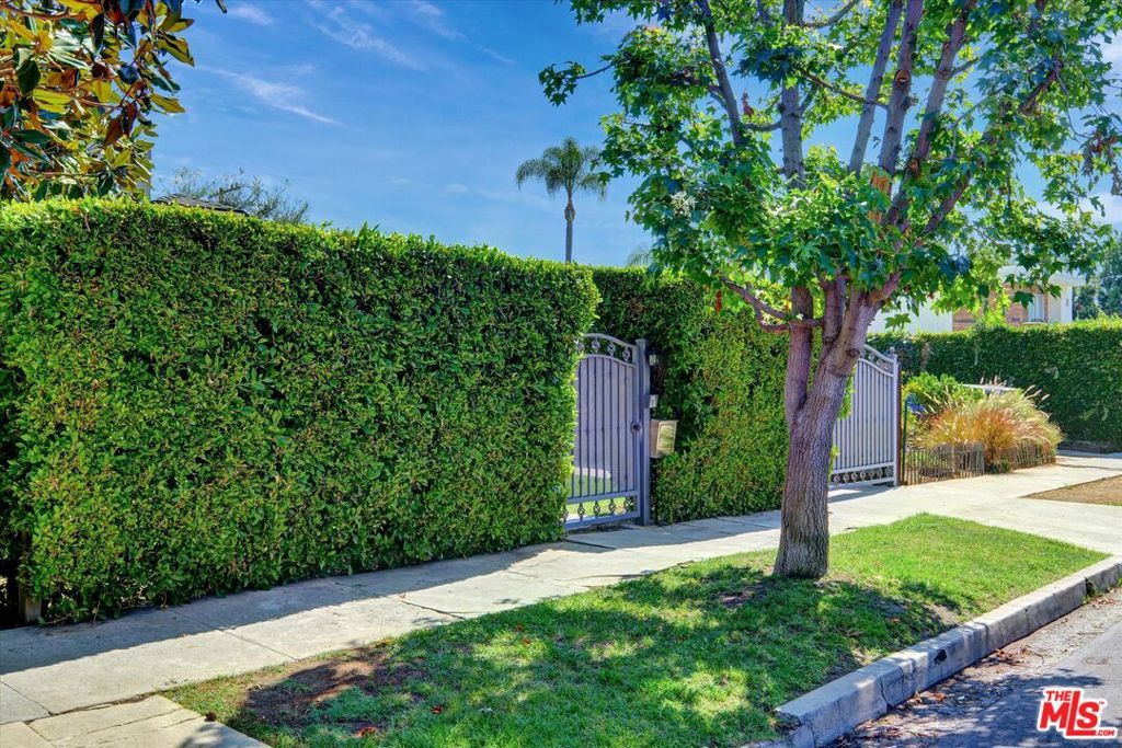 Photo of 1620 N Stanley Avenue, Los Angeles, CA 90046 (MLS # 25585949)