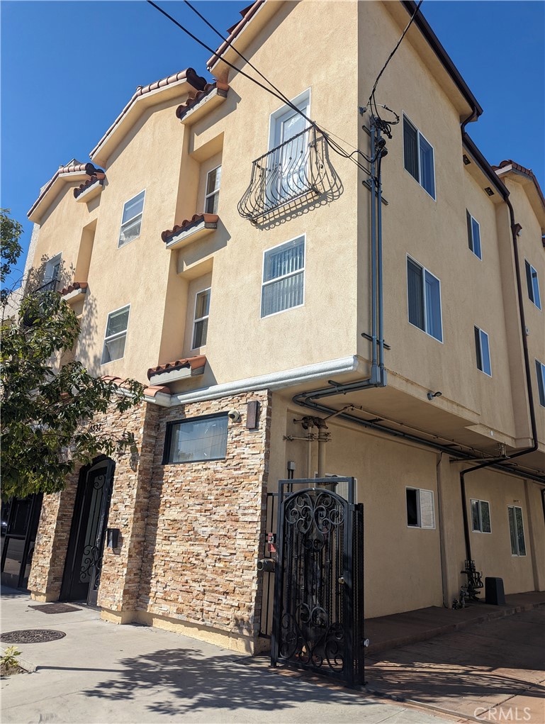 LOS ANGELES, VAN NUYS AREA. Ground floor, One of the best NEWLY BUILT building with only 5 units in total. Spacious Newer built apartment with large living area,1 bedrooms and 1 full bathrooms. Spacious light-filled living rooms with recessed light ceiling leading to chef’s kitchen with stone counters and large breakfast Granite countertop. Oversized Master bedroom with private full bathroom. Amenities are: One assigned parking spaces secured and gated, laundry room on site, gated and fenced parking area, free water,gas and trash removal. The apartment is located in a quite area close to civic center, walking distance to Restaurants, Shopping, Grocery Stores, and more. Easy access to the 101, the 405 free way. Experience the ultimate lifestyle in this newly built apartment!