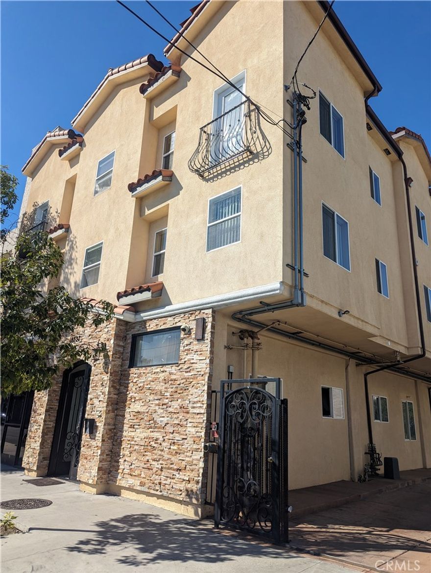 LOS ANGELES, VAN NUYS AREA. Ground floor, One of the best NEWLY BUILT building with only 5 units in total. Spacious Newer built apartment with large living area,1 bedrooms and 1 full bathrooms. Spacious light-filled living rooms with recessed light ceiling leading to chef’s kitchen with stone counters and large breakfast Granite countertop. Oversized Master bedroom with private full bathroom. Amenities are: One assigned parking spaces secured and gated, laundry room on site, gated and fenced parking area, free water,gas and trash removal. The apartment is located in a quite area close to civic center, walking distance to Restaurants, Shopping, Grocery Stores, and more. Easy access to the 101, the 405 free way. Experience the ultimate lifestyle in  this newly built apartment!