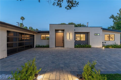 Photo of 5500 Fenwood AVE, Woodland Hills, CA 91367 (MLS # SR26145908)