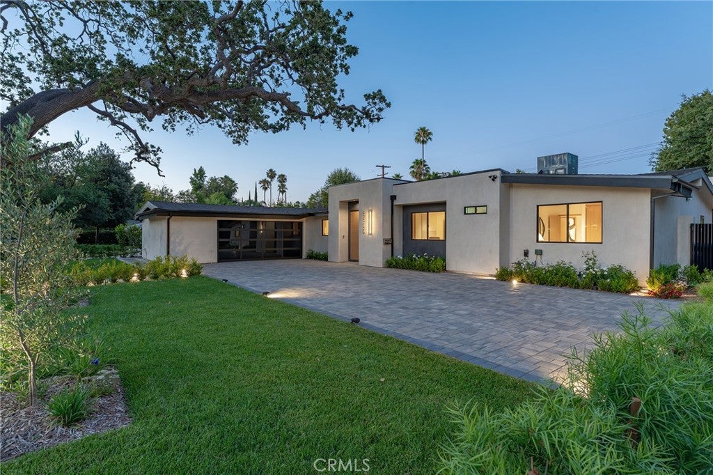 Photo of 5500 Fenwood AVE, Woodland Hills, CA 91367 (MLS # SR26145908)