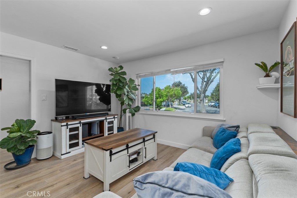 2264 E Standish