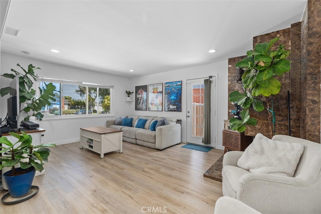 2264 E Standish