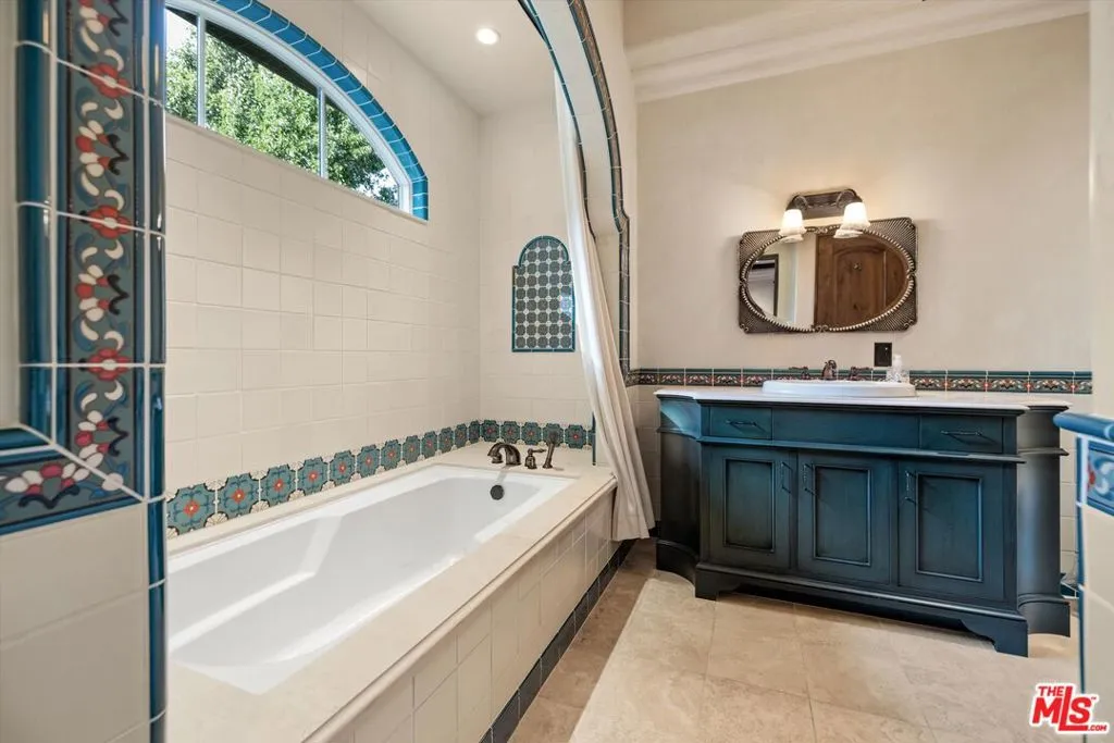 Ojai, California 93023, United States, 5 Bedrooms Bedrooms, ,6 BathroomsBathrooms,Residential,Active,71138