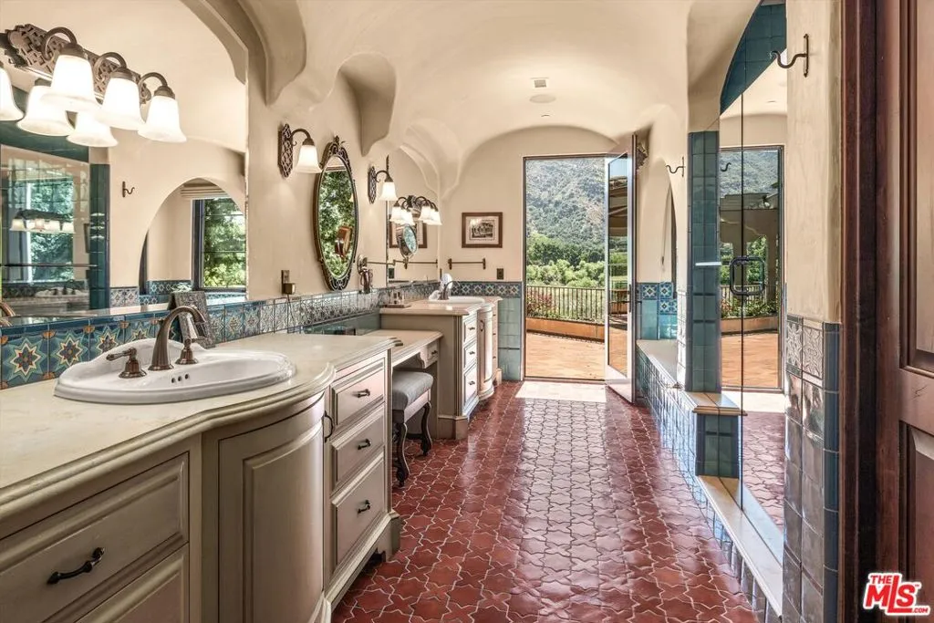 Ojai, California 93023, United States, 5 Bedrooms Bedrooms, ,6 BathroomsBathrooms,Residential,Active,71138