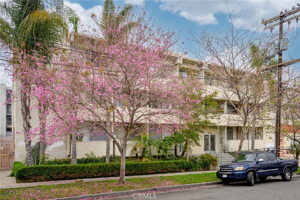 Updated Top Floor Unit * 1 Bedroom / 1 Bathroom * 650sqft * Open Floor Plan * Laminate Floors * Wall A/C & Heat * Large Bedroom * 1 Car Parking * Water Included * Tenant Pays Gas & Power * Elevator * Community Laundry * Community Pool * Cats Ok