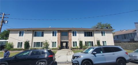 Photo of 24522 Chestnut St, Newhall, CA 91321 (MLS # BB25229225)