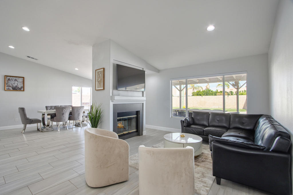 81358 Avenida Blanca