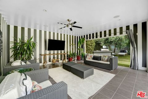 Photo of 841 N CRESCENT HEIGHTS Boulevard, Los Angeles, CA 90046 (MLS # 26647965)