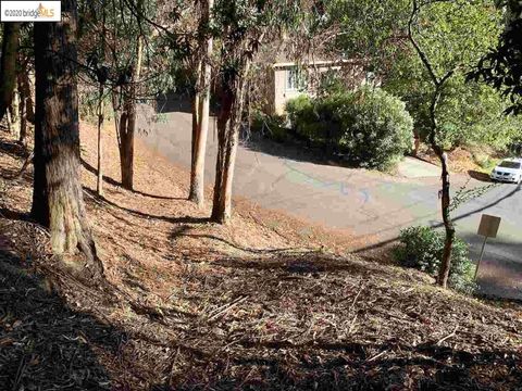 Photo of 6698 6698 Moore Dr, Oakland, CA 94611 (MLS # 41123420)