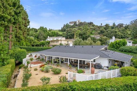 Photo of 16244 Dorilee Lane, Encino, CA 91436 (MLS # SR26036125)