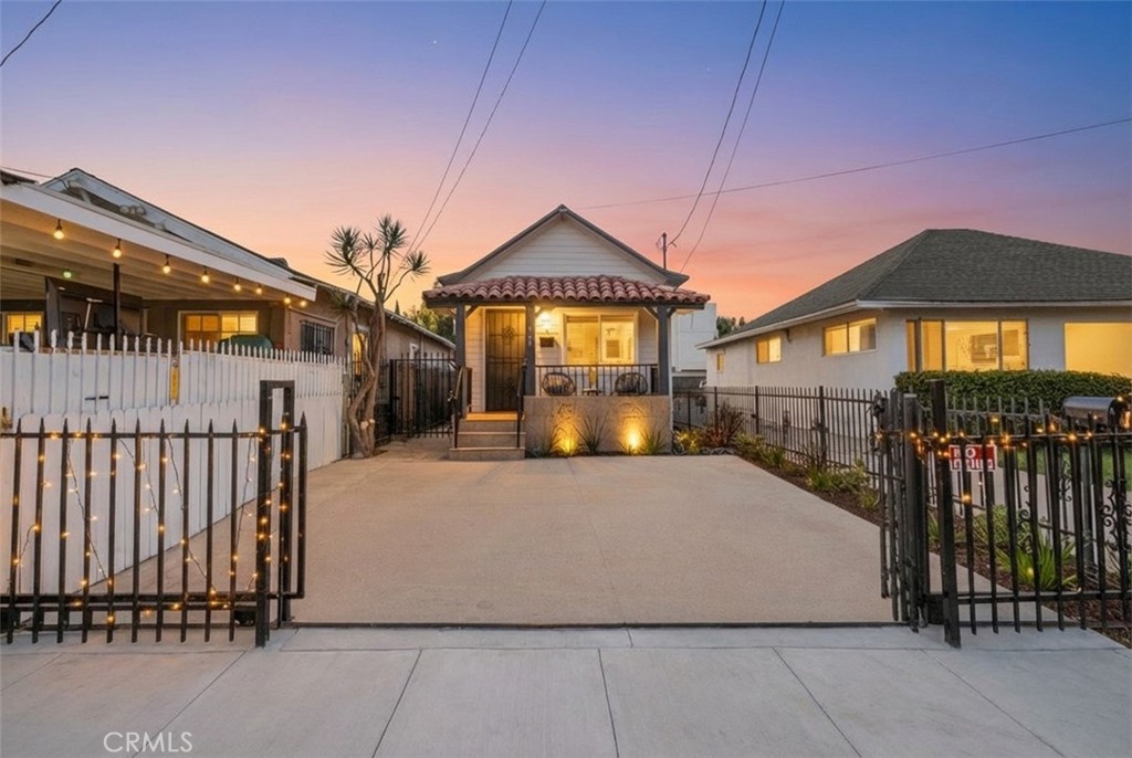 1450 W 35th Place