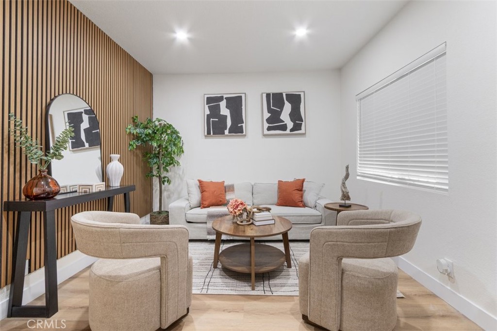 1450 W 35th Place