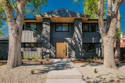 Photo of 24245 Hatteras St, Woodland Hills, CA 91367 (MLS # OC26210678)