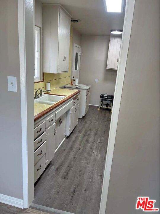 Must see this newly refinished 2 bedroom 1 bath apartment with new flooring, and updated lighting throughout. Located in Inglewood is a short distance from all major venues, Kia Forum, and SoFi Stadium. This unit is a perfect location for your new home.