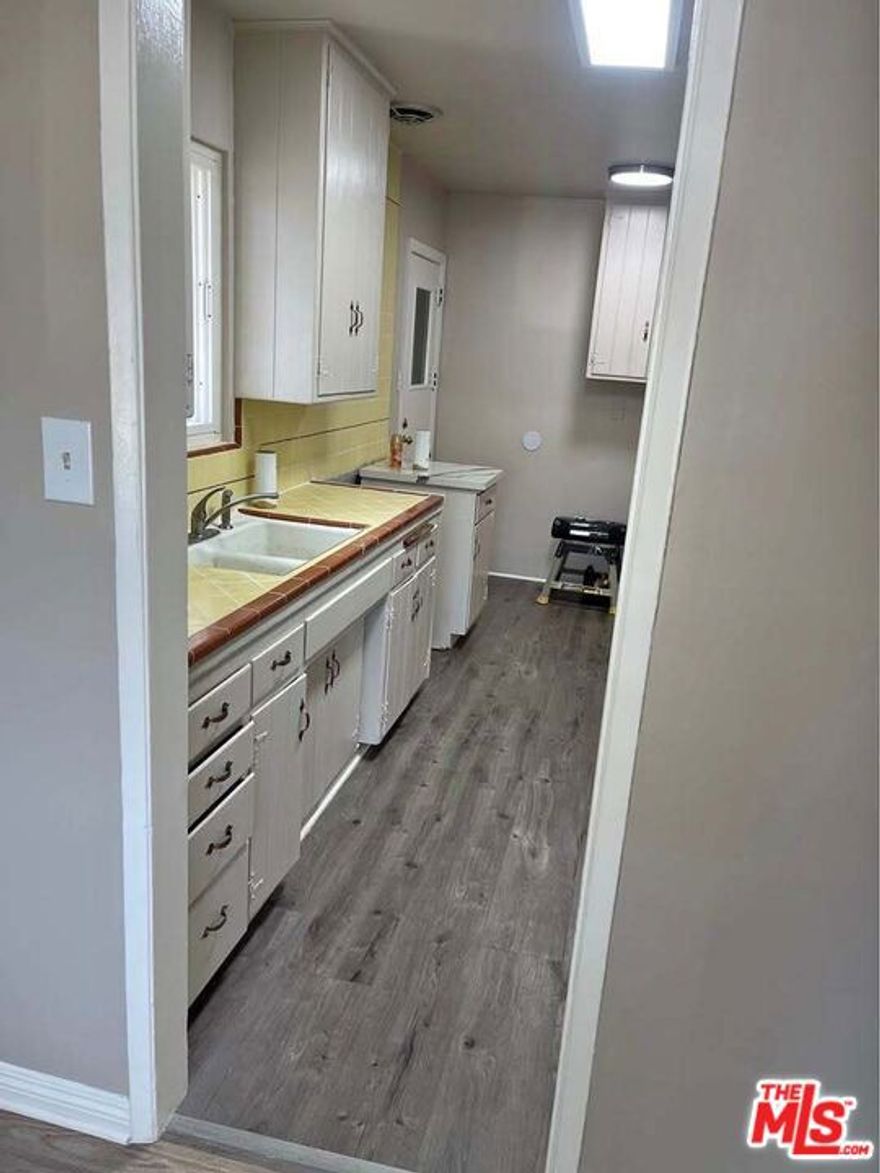 Must see this newly refinished 2 bedroom 1 bath apartment with new flooring, and updated lighting throughout. Located in Inglewood is a short distance from all major venues, Kia Forum, and SoFi Stadium. This unit is a perfect location for your new home.
